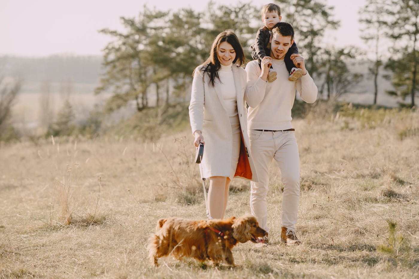 Familia feliz con perro disfrutando con tranquilidad
