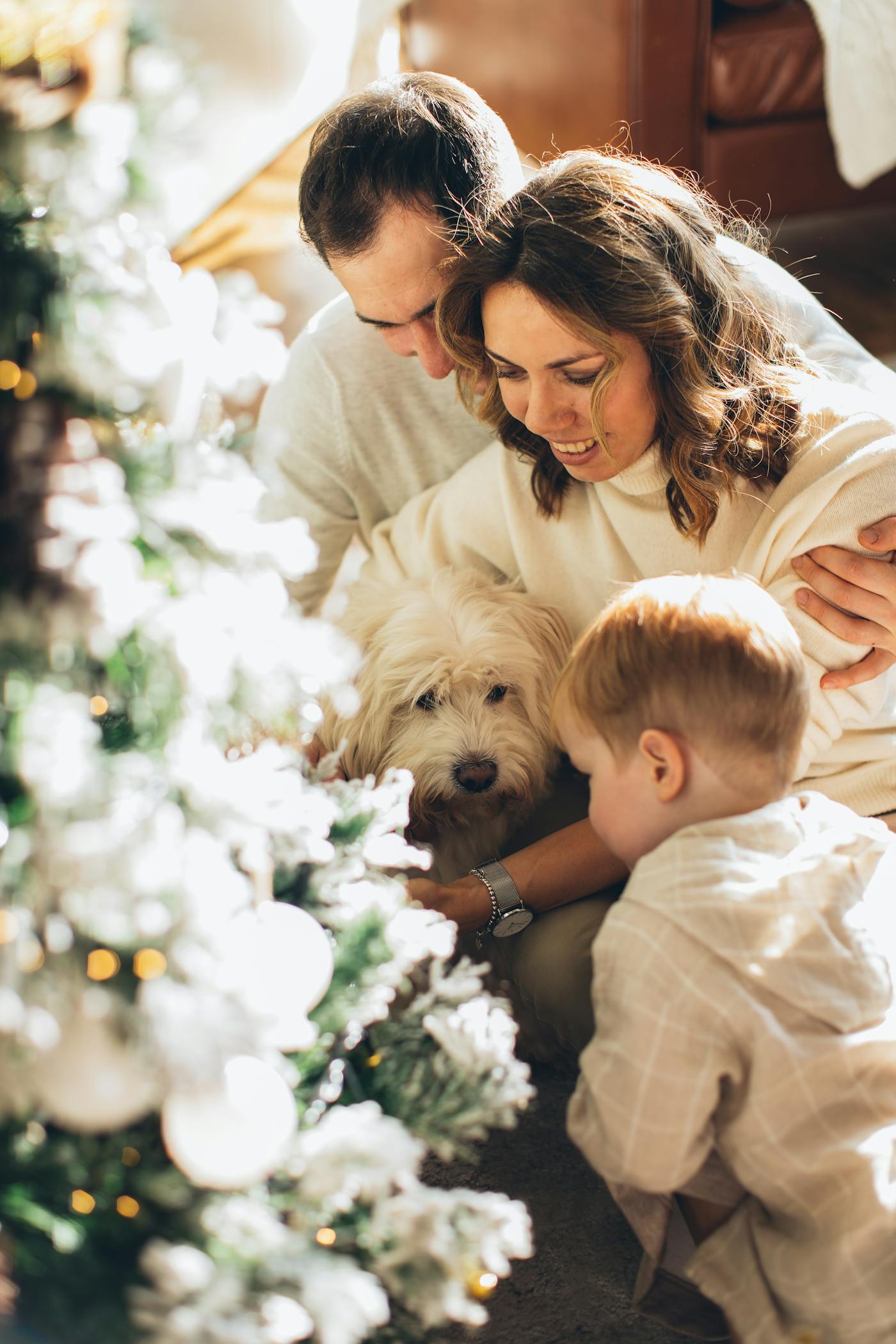 Familia feliz con su perro en casa, protegida